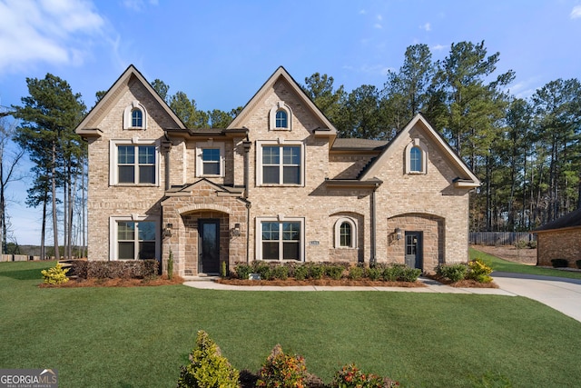 view of front of home featuring a front yard