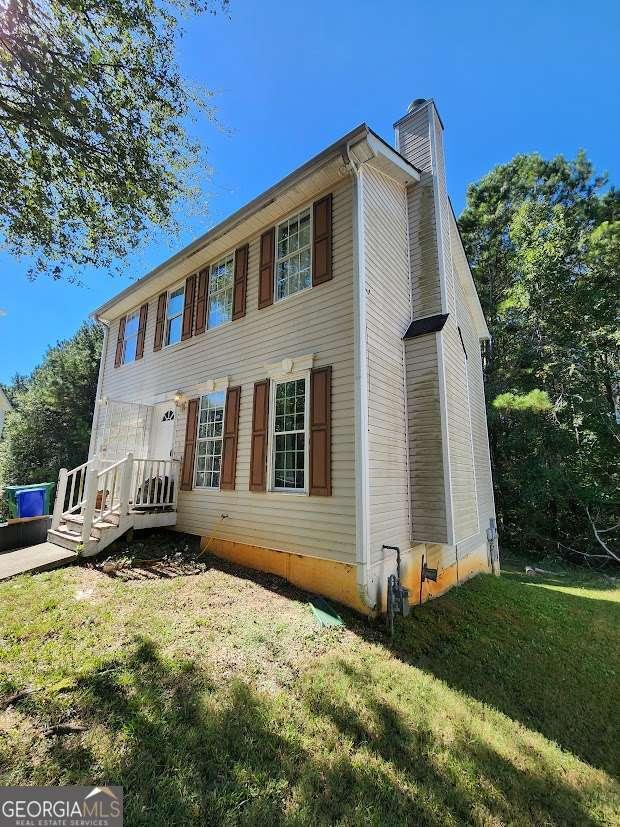 view of front of home featuring a front lawn