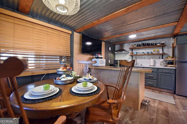 dining space with dark wood-type flooring and an inviting chandelier