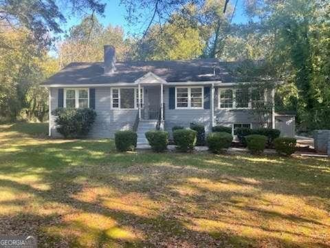 view of front of property featuring a front yard