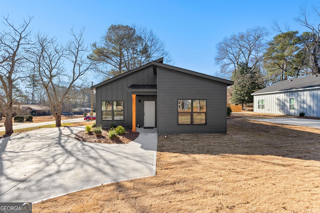 view of front of home featuring a front yard