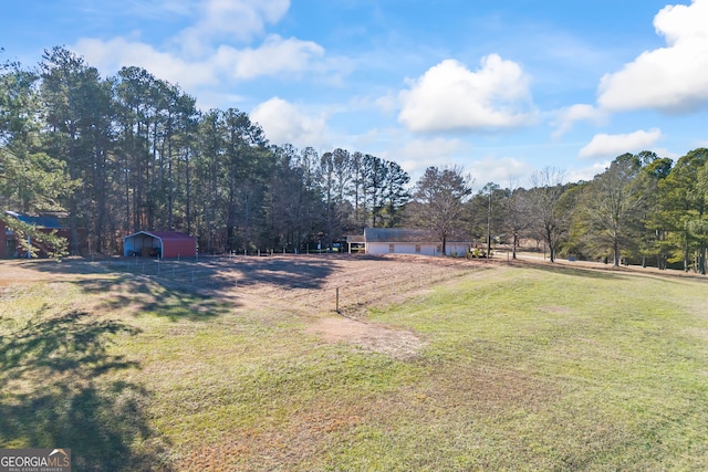 view of yard with an outbuilding