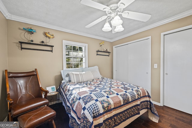 bedroom with a textured ceiling, ceiling fan, ornamental molding, and dark wood-type flooring