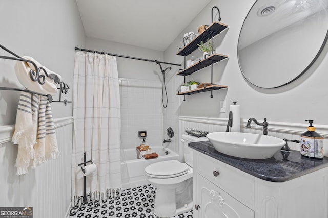 full bathroom featuring shower / tub combo with curtain, vanity, and toilet