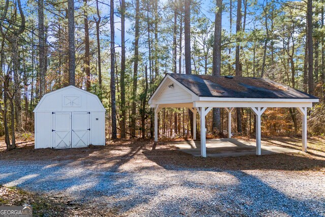 view of yard with a storage shed