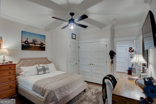 bedroom with hardwood / wood-style floors, a closet, ceiling fan, and crown molding