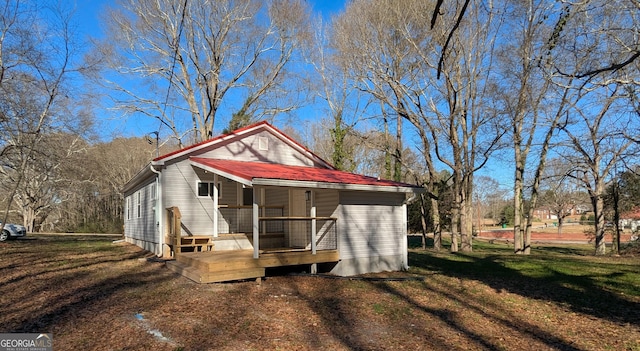 view of front of house featuring a front lawn