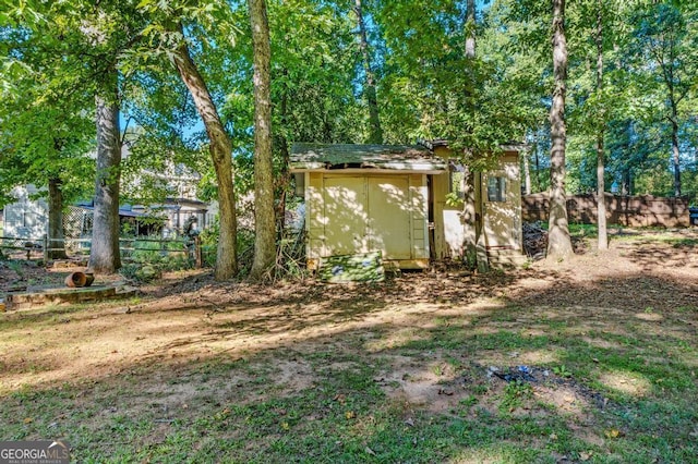 view of yard with a storage shed