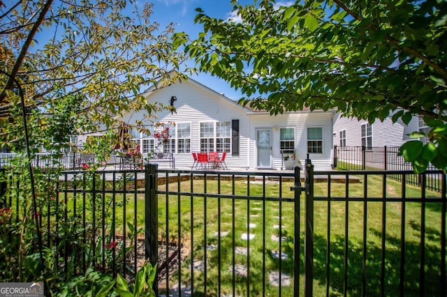 view of front of home featuring a front lawn