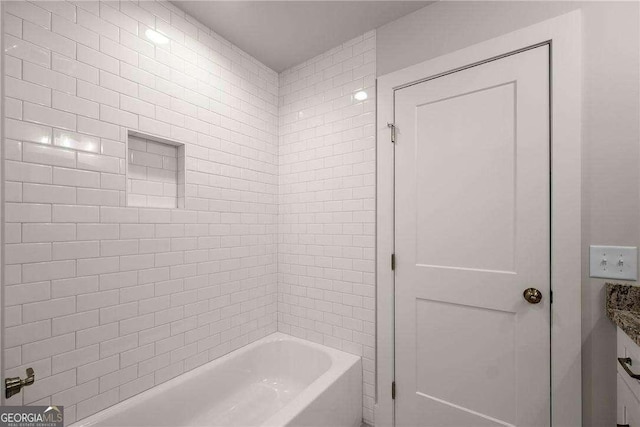 bathroom with tiled shower / bath