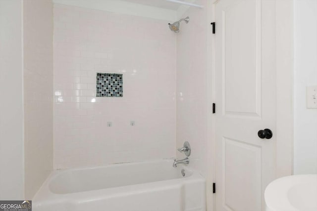 bathroom with tiled shower / bath combo