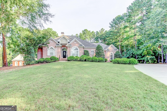 view of front facade with a front yard