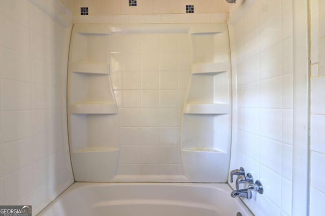 bathroom featuring tiled shower / bath combo