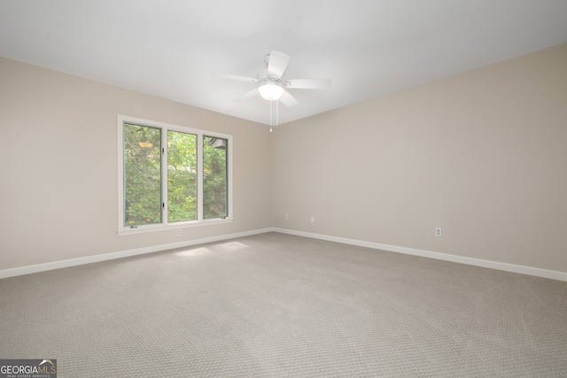 unfurnished room with carpet flooring and ceiling fan