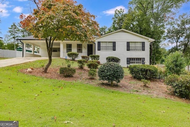 view of front of home featuring a front yard and a carport