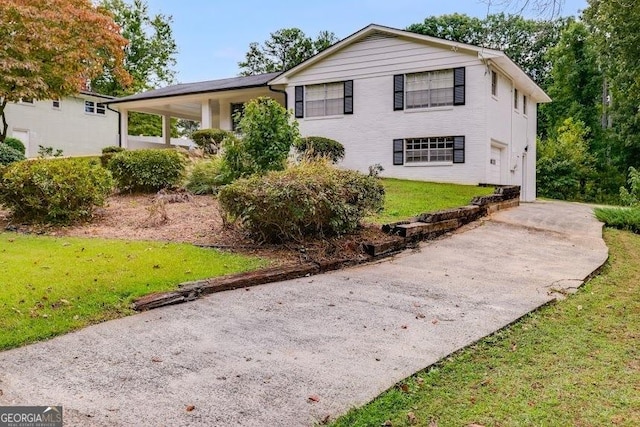 view of front of home featuring a front yard