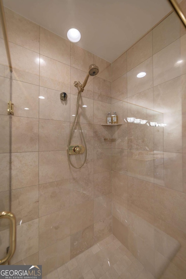 bathroom featuring tiled shower