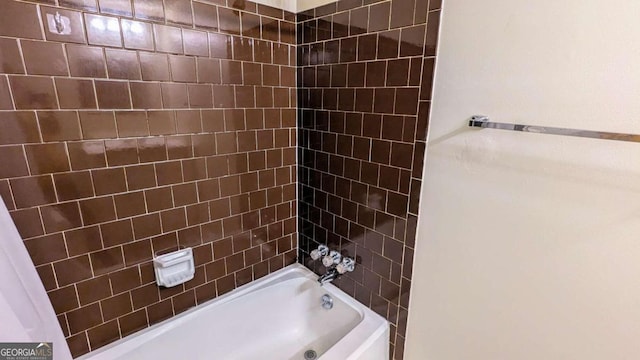 bathroom with tiled shower / bath combo