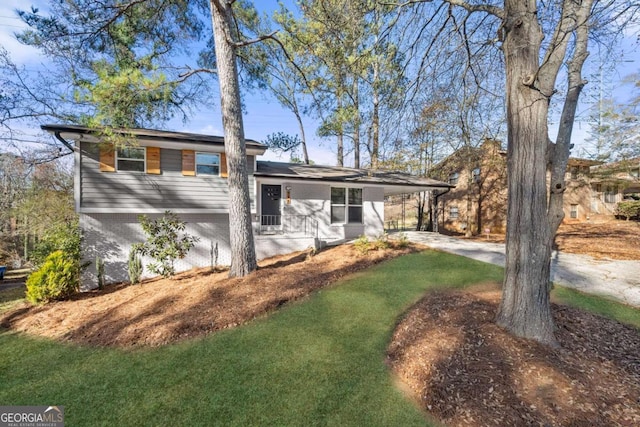 view of front of property with a front yard and a carport