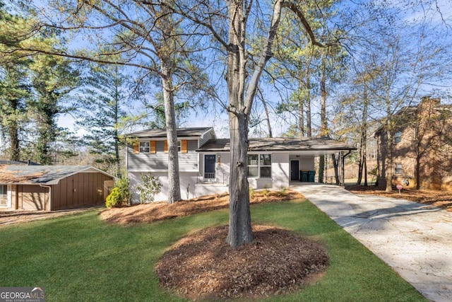 view of front of home with a carport and a front lawn