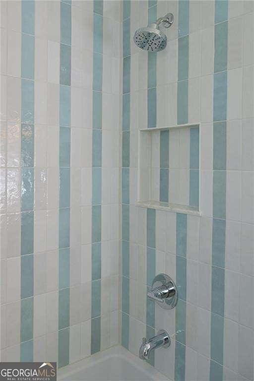 bathroom with tiled shower / bath combo