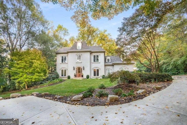 view of front of property featuring a front yard