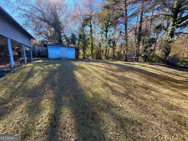 view of yard with a shed