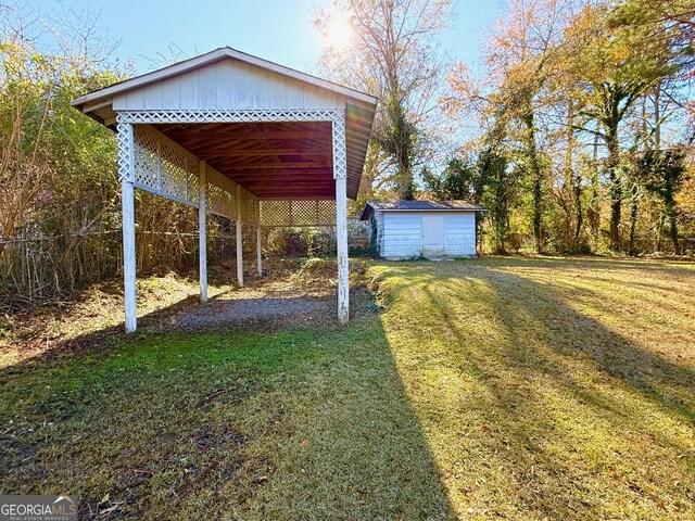 view of yard with a storage shed