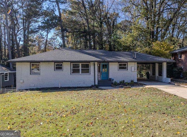 ranch-style home featuring a front lawn and a carport