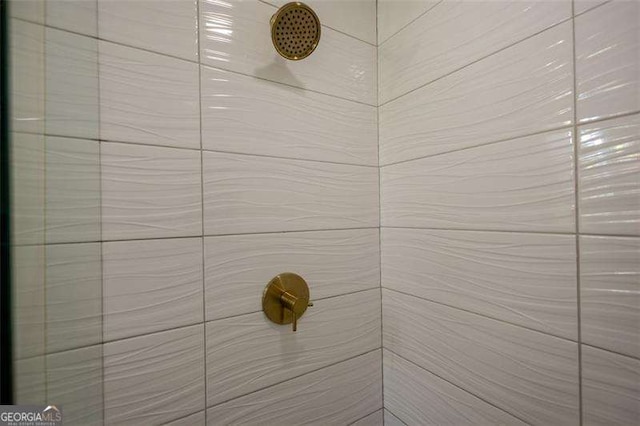 details with a tile shower