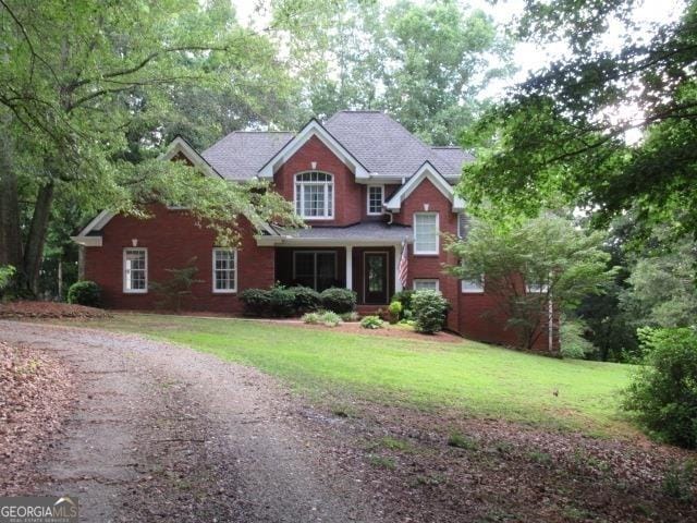 view of front of house featuring a front lawn