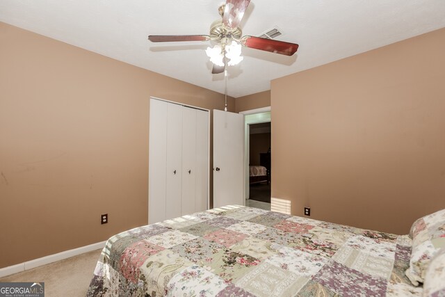 bedroom featuring carpet flooring, ceiling fan, and a closet