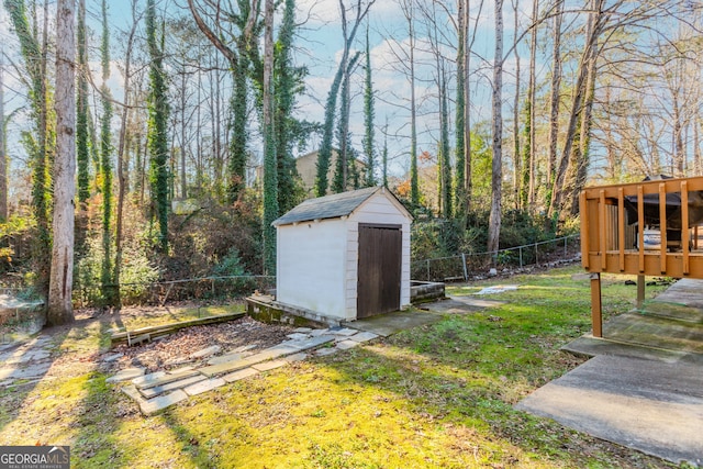 view of yard featuring a shed