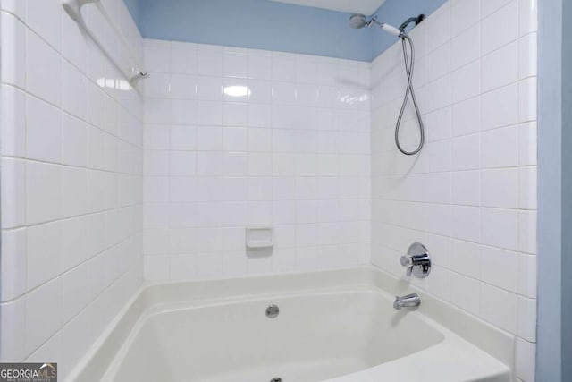 bathroom featuring tiled shower / bath combo