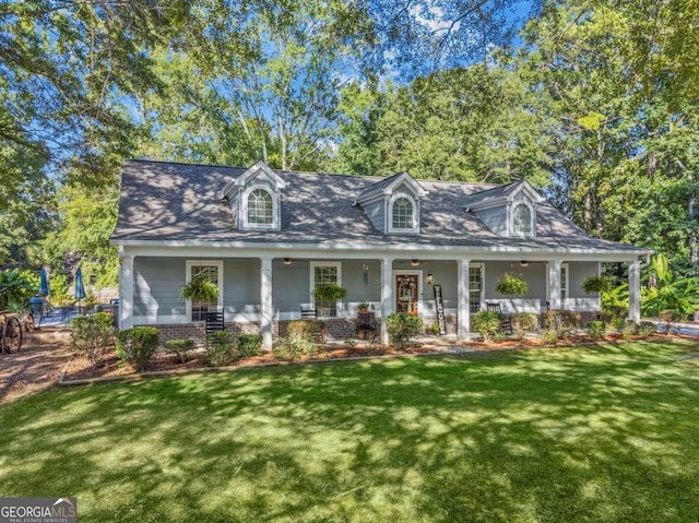 new england style home featuring a front lawn