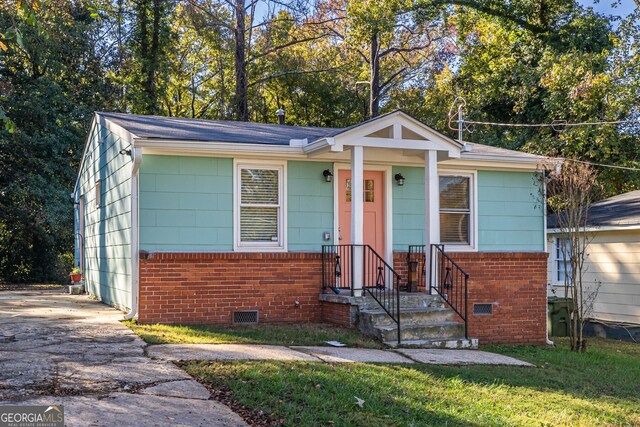 view of front of home with a front lawn