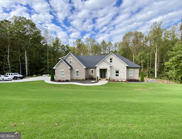 view of front of property featuring a front yard