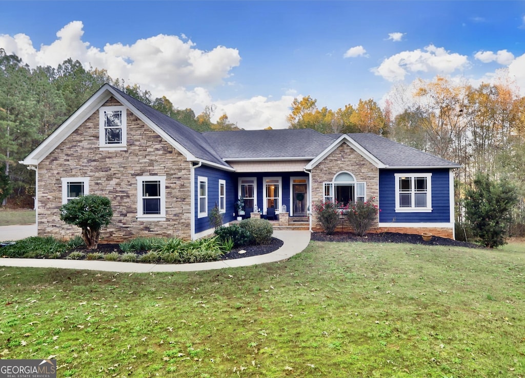 view of front of property featuring covered porch and a front lawn