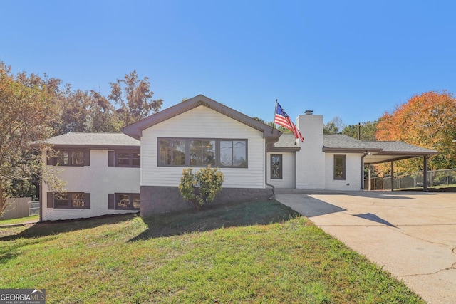 view of front of home featuring a carport and a front yard