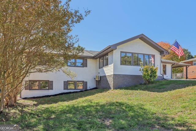 view of front of home featuring a front lawn