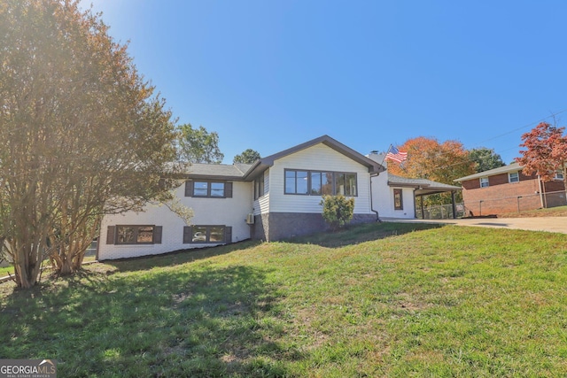 view of front of property featuring a carport and a front yard