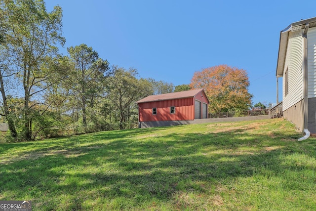 view of yard with an outbuilding