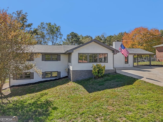 view of front of house featuring a carport and a front lawn