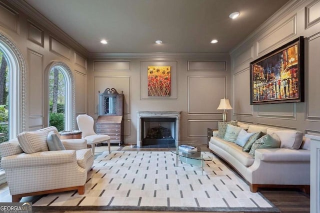 sitting room with crown molding