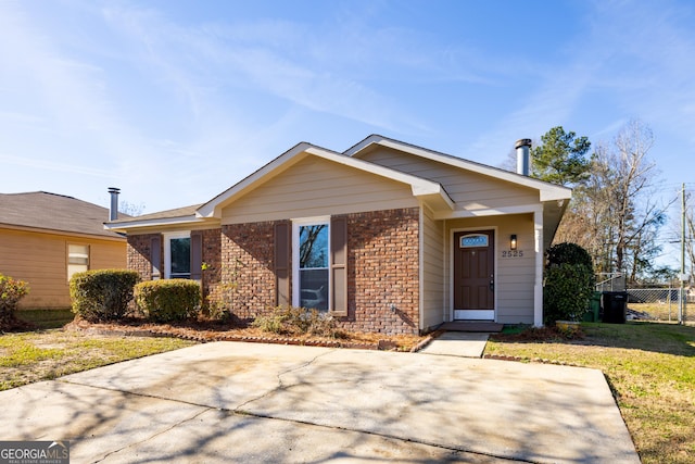 view of front of home featuring a front lawn