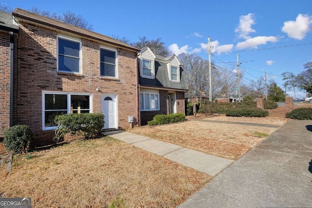 view of front facade with a front lawn