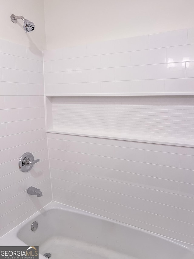 bathroom with tiled shower / bath