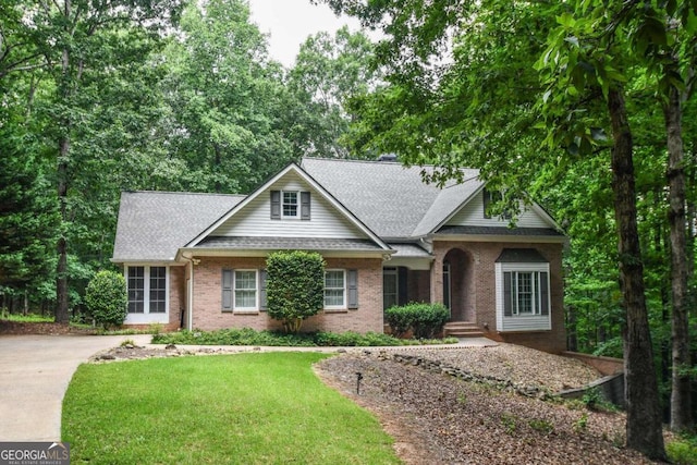 view of front of property featuring a front yard