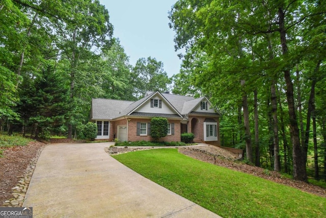 view of front of home featuring a front lawn