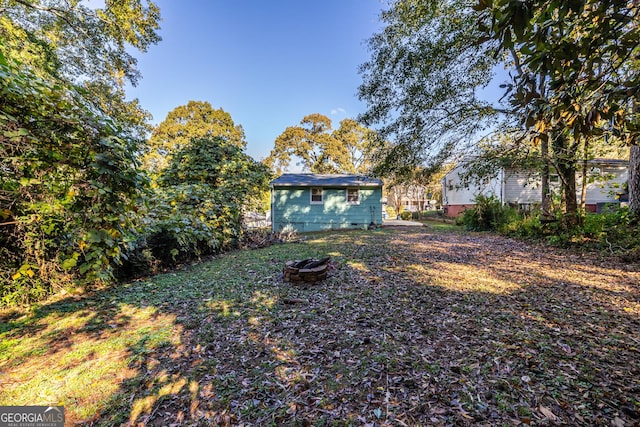 view of yard featuring a fire pit